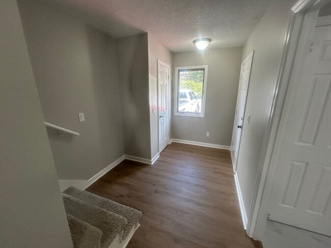 Building Photo - 137 Lionsgate Dr