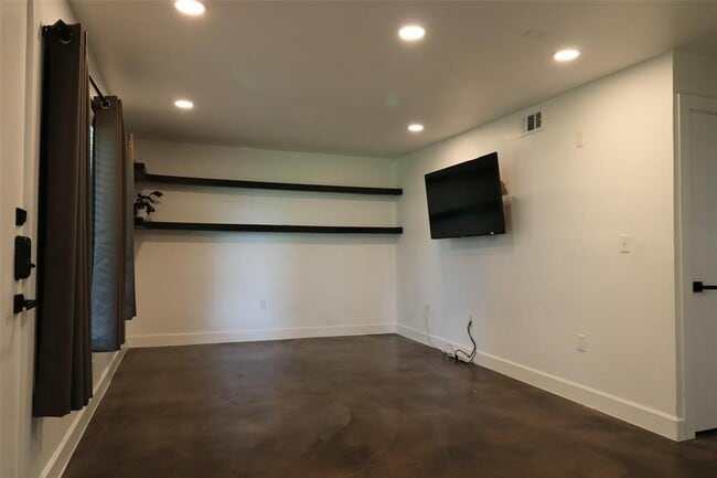 Building Photo - 2200 Dickson Dr