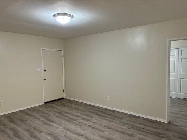 Sala de estar - 9412 1/2 Flower St