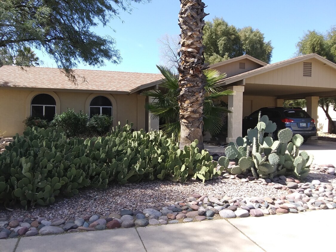 Primary Photo - 2821 N Essel Dr