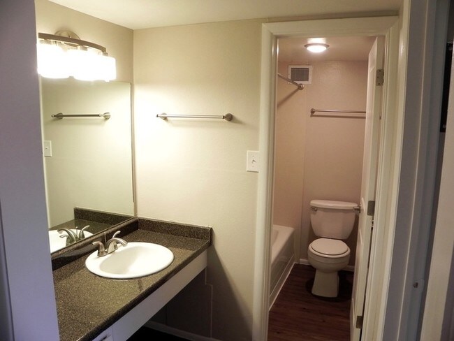 Building Photo - Move in Ready! Great Downtown location!