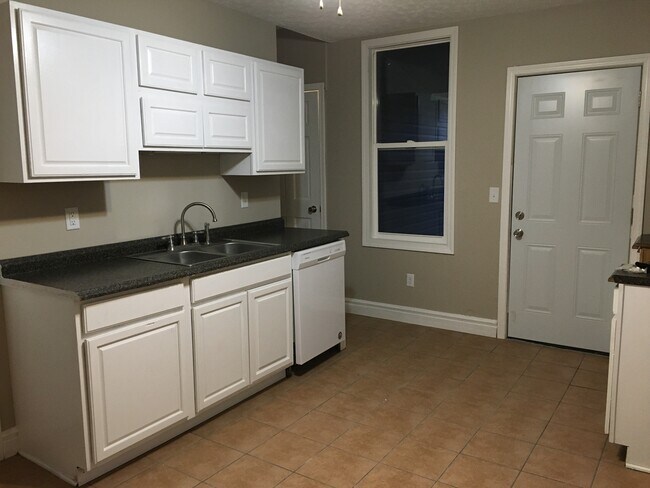 Cocina - 708 N Maple St