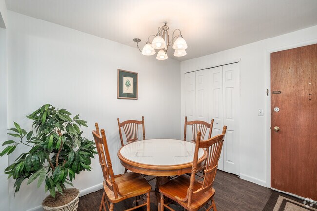 2 habitaciones, 1 baño - 825 pies cuadrados - Comedor - Windsor Mews Apartments