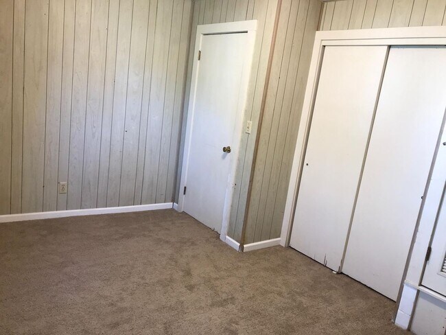 Bedroom 1 - 401 Franklin St