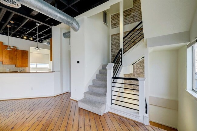 Building Photo - 700 W Clay St