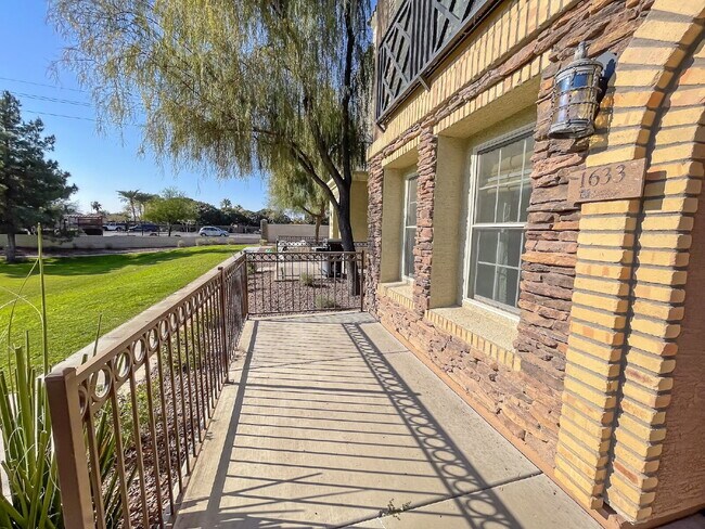 Foto del edificio - 1633 E Lowell Ave