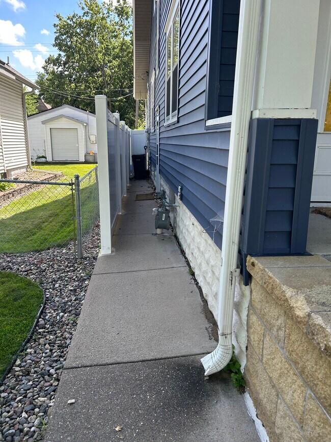 Side Entrance - 742 Magnolia Ave E