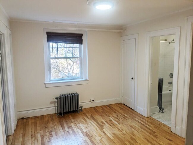 Building Photo - Colonial Apartments