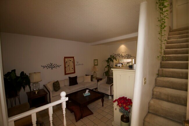 Foto del edificio - 401 E Vista Chino