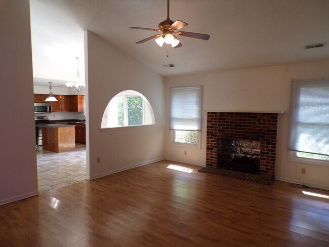 Building Photo - Nice 3 Bedroom 2 Bathroom House In South C...