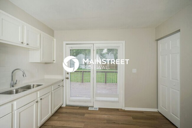 Building Photo - 4 Bedroom Pet-Friendly Home in LOUISVILLE, KY with Main Street Renewal