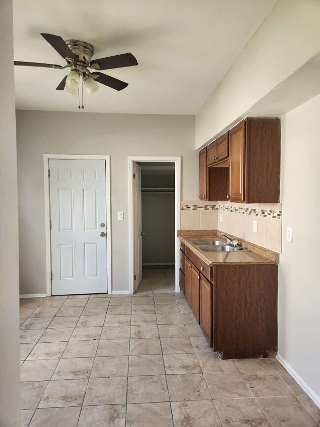 Building Photo - "2-Bedroom Duplex Downstairs Unit -Perfect...