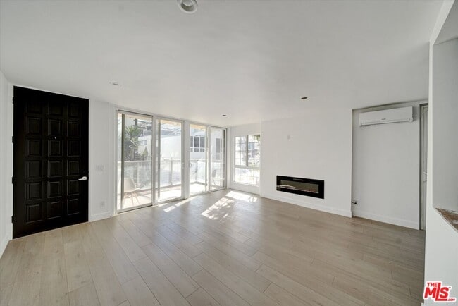 Building Photo - 15 Spinnaker St