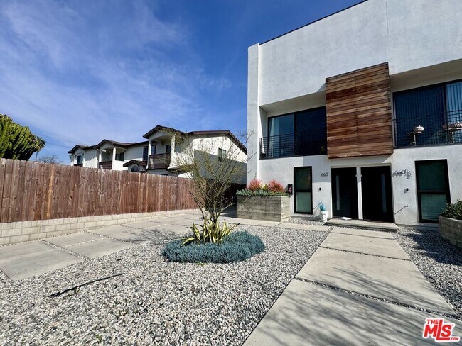 Foto del edificio - 660 N Mariposa Ave