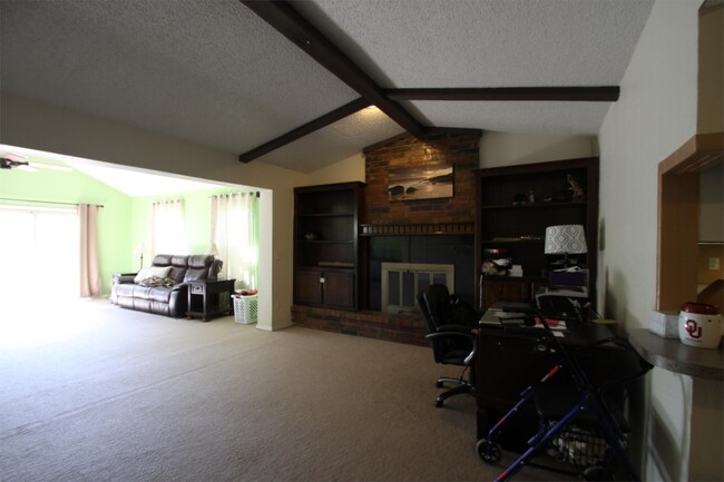 Building Photo - 1420 Straka Terrace