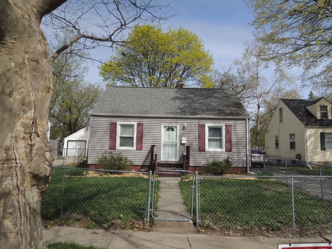 Primary Photo - 2 Bedroom - Quiet Area - Garage & Full Bas...