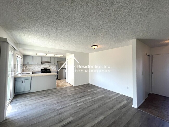 Foto del edificio - Spacious 4bd/2ba House with 2 Car Garage