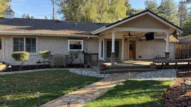 Foto del edificio - Gorgeous Property on Private Street conveniently located on West Side near Downtown!