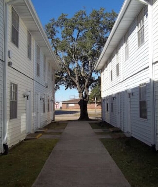 River Oaks Apartment Complex Townhouse for Rent in LaPlace, LA