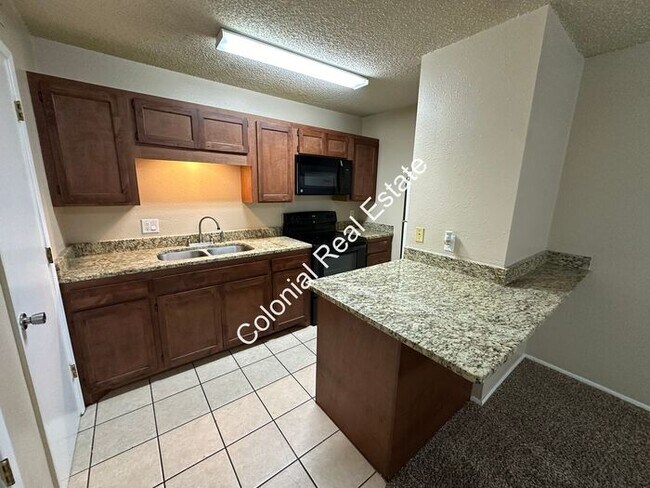 Building Photo - Updated and spacious 1 bedroom 1 bathroom ...