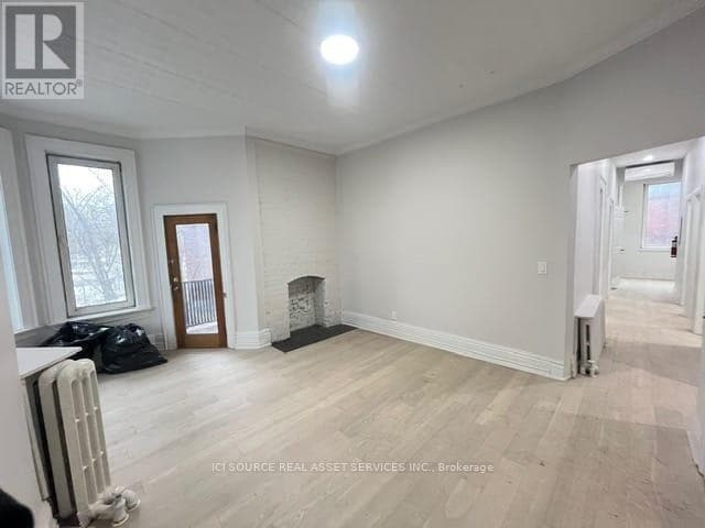 Building Photo - 2 Bellwoods Park