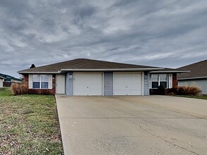 Building Photo - 401 NW Woodbury Dr