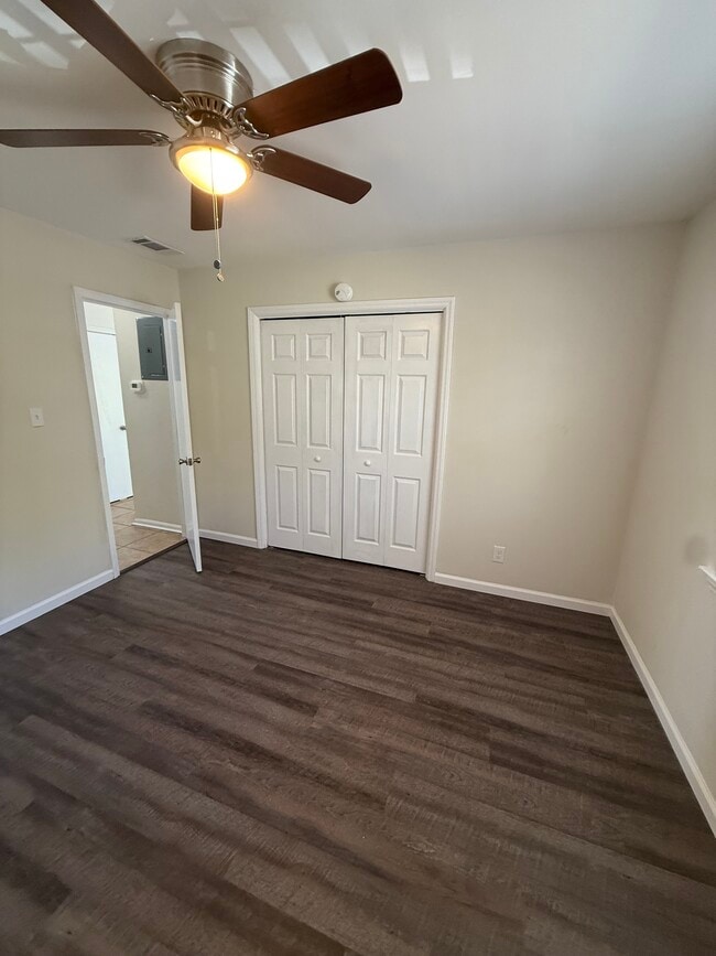 Building Photo - 11 Oak Forest Ln