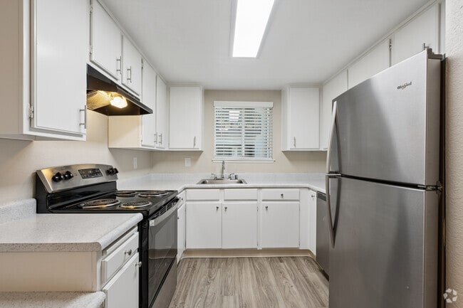 2BR, 2BA - 1040SF - Kitchen - Regency Cove Apartments