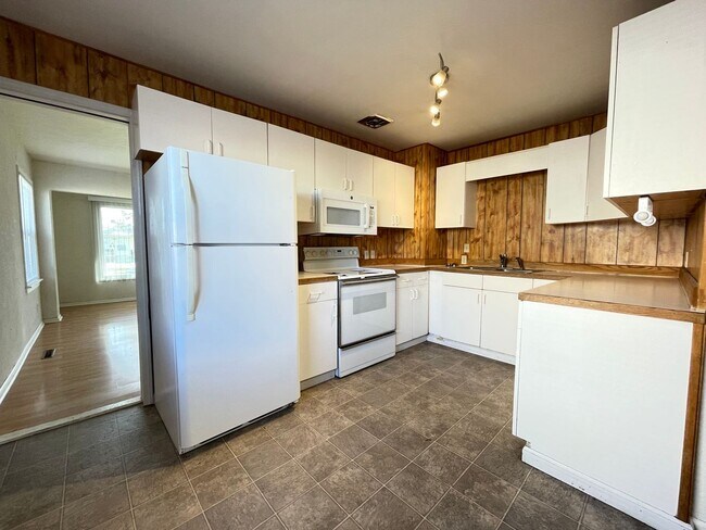 Foto del edificio - Northside 3 Bedroom Fenced with Huge Shop