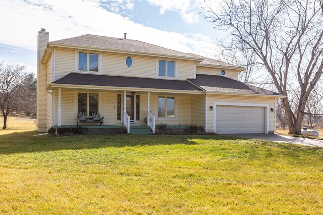 Building Photo - Great 4 bedroom house on acreage! Very Pri...