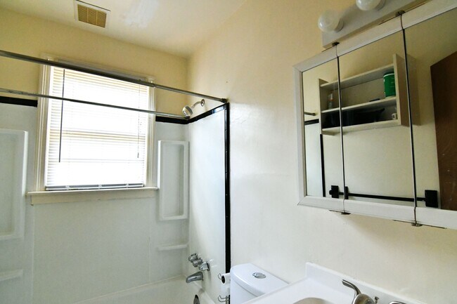 Foto del edificio - 2027-2028 School Year Available  / 6 BR, 3 Bath house within walking distance of UVA grounds and ...