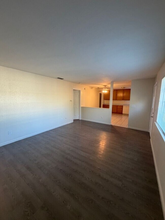 Foto del edificio - 7585 Twin Oaks Ave