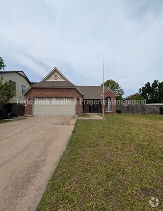 Building Photo - 1304 N Umbrella Ave