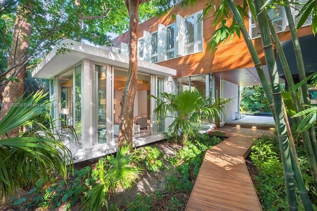 Building Photo - 3503 Banyan Cir