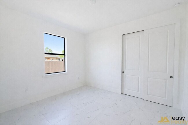 Foto del edificio - 1045 Jaguar Blvd