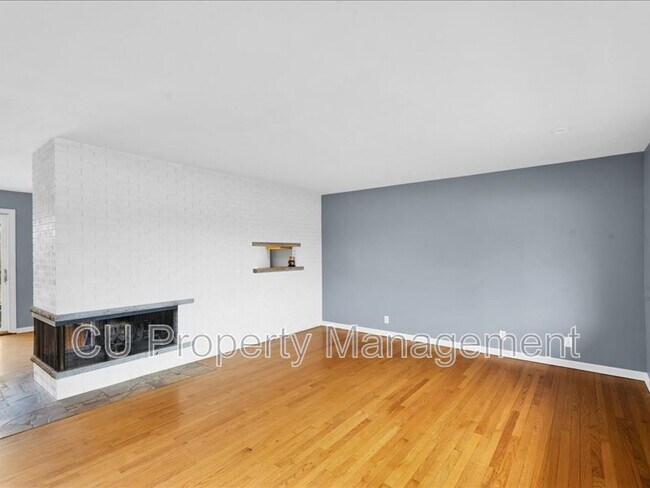 Building Photo - 905 Broadmoor Dr