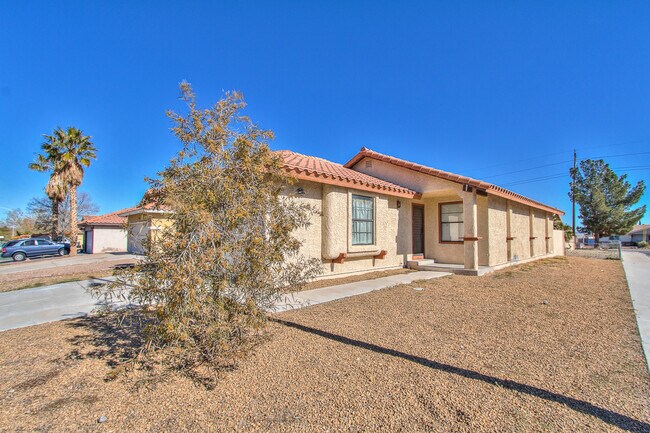 Foto del edificio - COZY SINGLE STORY HOME ON A CORNER LOT WIT...