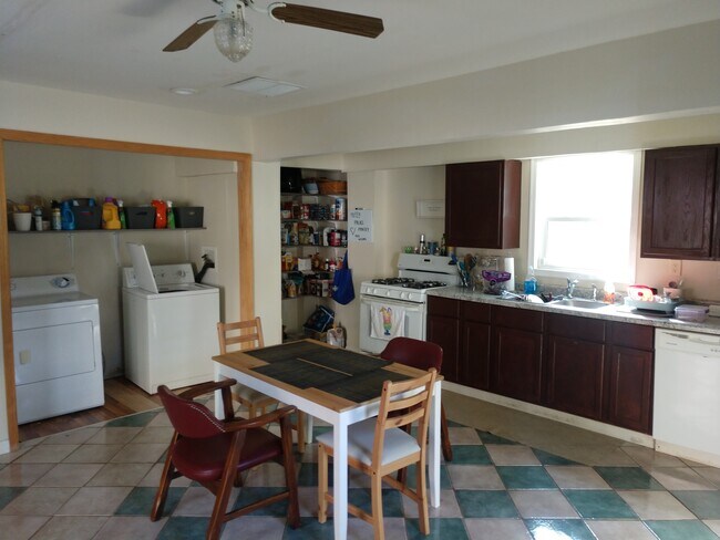Foto del edificio - 922 W 8th St