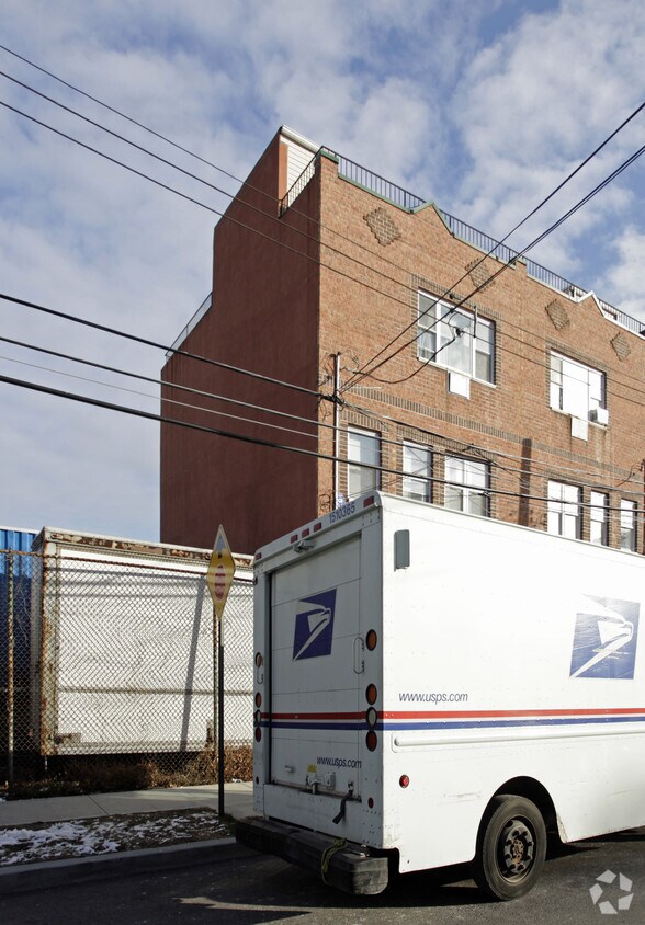 Building Photo - 721 E 211th St