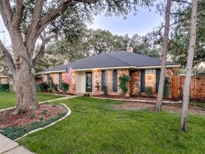 Building Photo - 905 Summer Trail