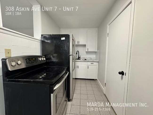 Building Photo - NEWLY RENOVATED 1-BEDROOM/1BATH APARTMENT ...