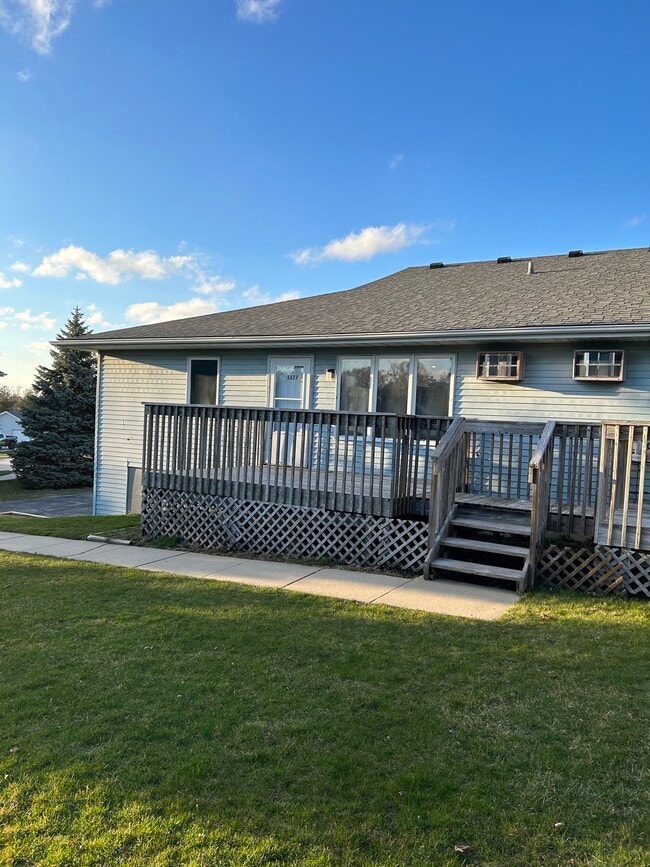 Nice yard space - 5577 Wickford Ln