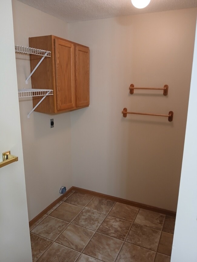 Building Photo - 2 Bedroom, 1.5 bathroom, 1 car garage Duplex Available!!!