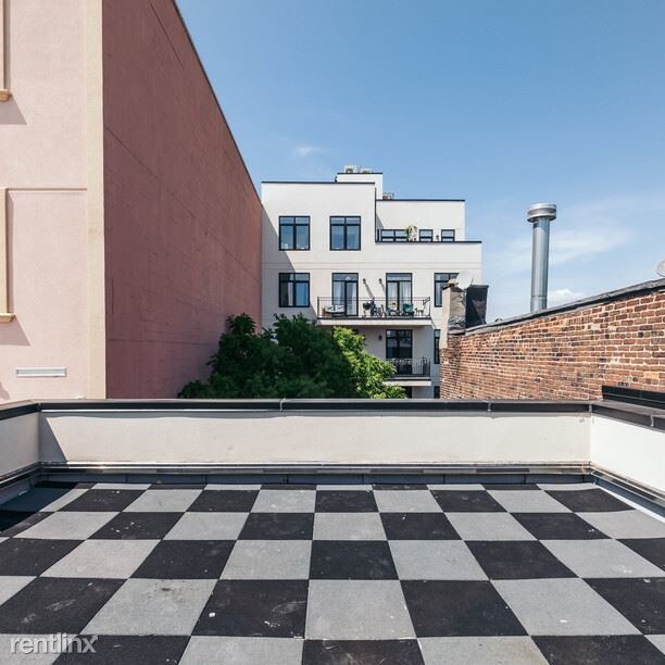 Building Photo - 825 Monroe St