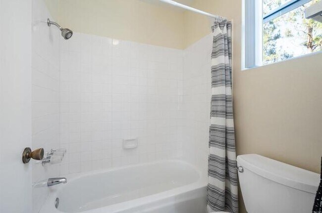 Foto del edificio - 13667 Tiverton Rd