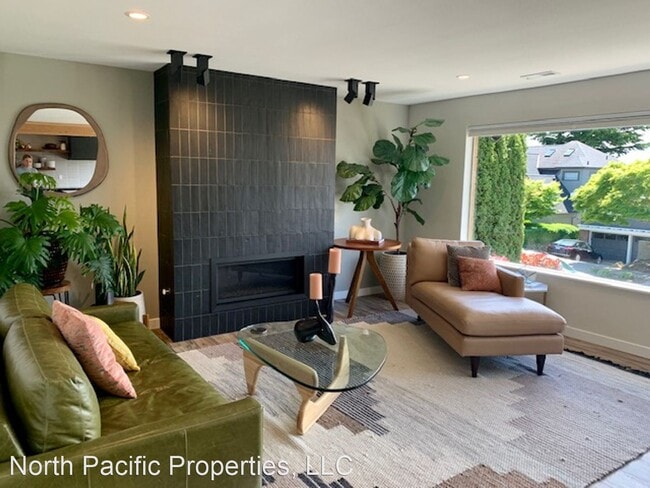 Building Photo - 4 br, 3.5 bath House - 2468 42nd Ave W