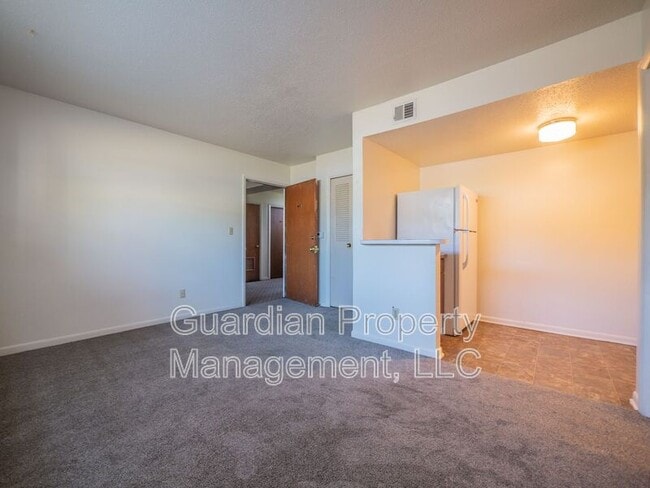 Building Photo - 1121 N College Dr