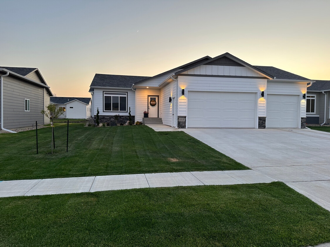 Foto principal - 5513 S Dubuque Ave