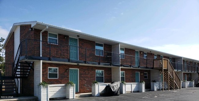 Building Photo - 5820 Hickory St