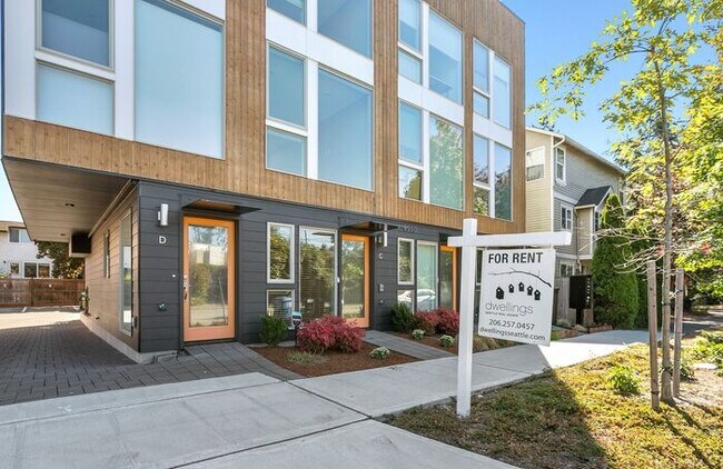 Foto del edificio - Stunning Brand New Green Lake Townhome!